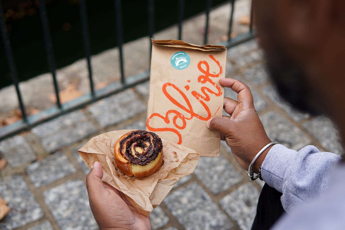 une babka et un kit salive dans les mains d'un participant