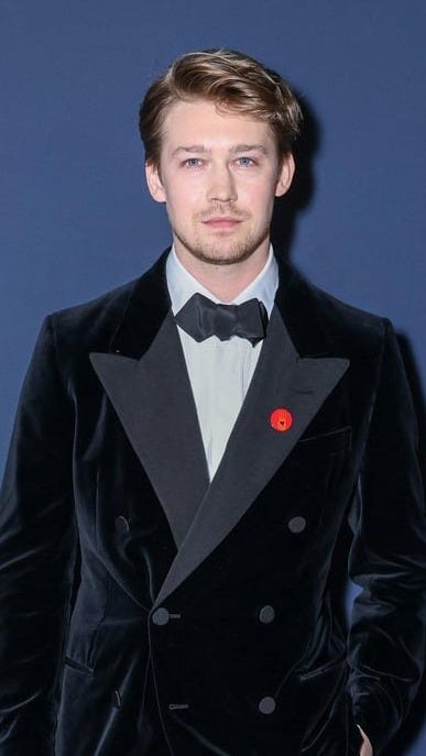 r/Fauxmoi - Joe Alwyn showing support for Palestine by wearing the Artists For Ceasefire pin
