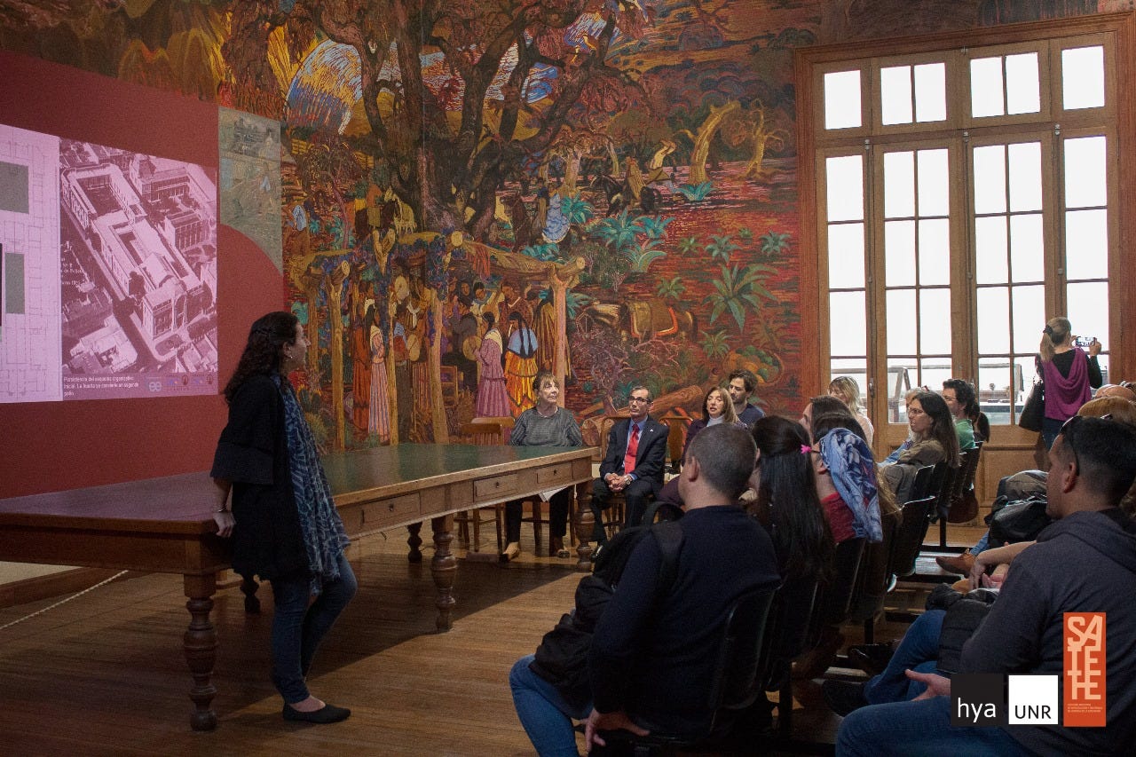 “Hace unos meses inauguramos una muestra que se llama Situadas. Escuelas, Territorios y Comunidades. Justamente parte de pensar que cada escuela, aunque pertenezca a una ley de educación o a un programa específico de construcciones escolares, es un caso absolutamente particular”, explica Daniela Cattaneo