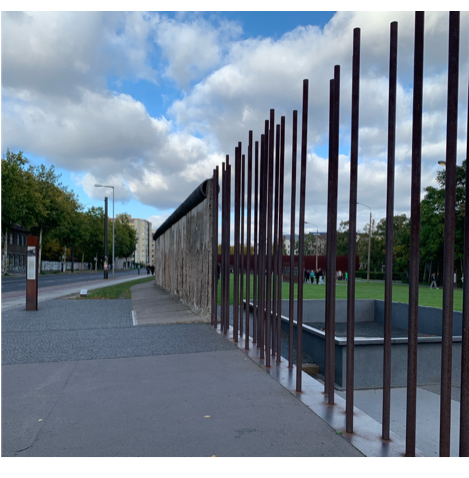 A fence on a sidewalk

AI-generated content may be incorrect.
