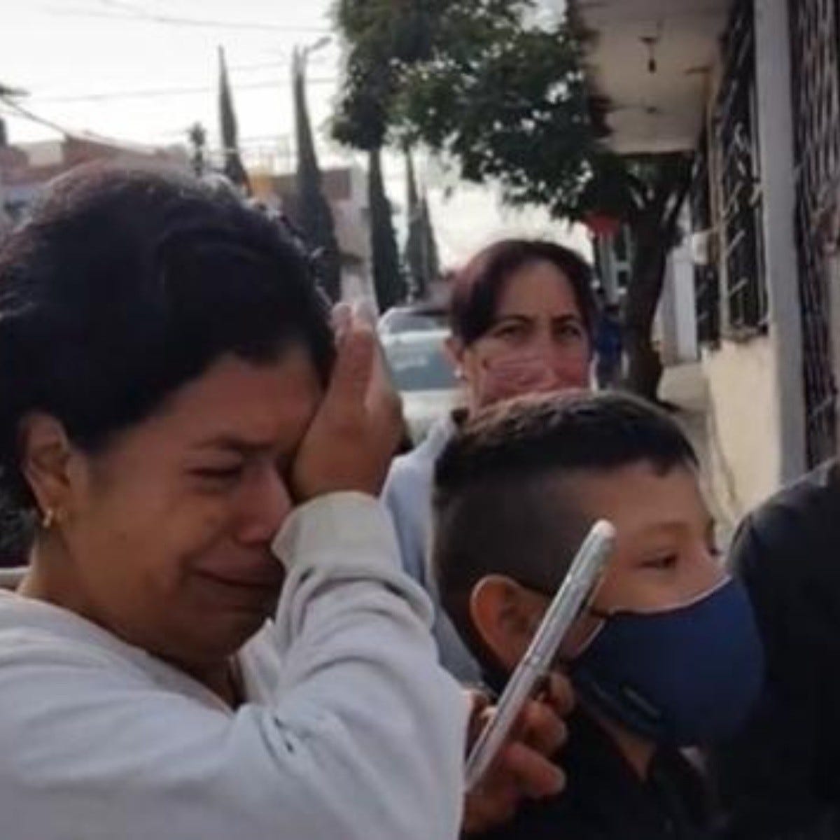 Regreso a clases 2022: Se hace viral mamá que llora cuando deja a su hijo  en su primer día de clases | El Informador