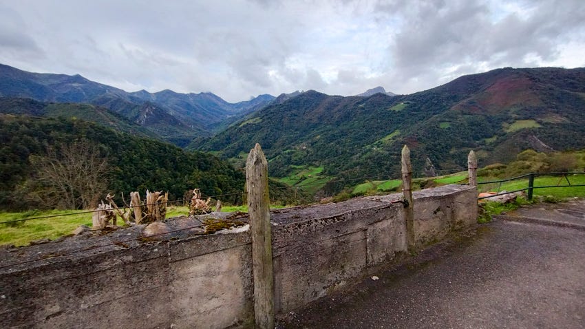 Vistas a las montañas desde Pajares, en la cuarta etapa del Camino del Salvador