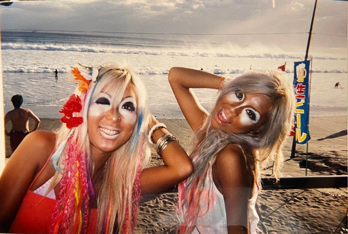 ヤマンバギャル文化を美術史に位置付けたい」 アーティストの近藤智美さんに聞く 元ヤマンバとしてアーカイブ化など進める – 美術展ナビ