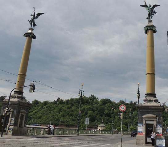 A two statues on a pole

AI-generated content may be incorrect.