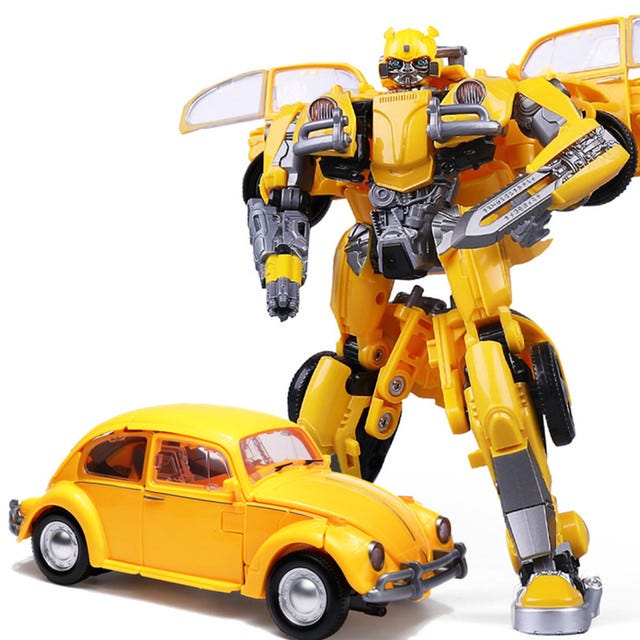 foto de um brinquedo de plástico do Transformer Bumblebee em suas duas formas: a primeira é um fusquinha amarelo, a segunda é um robô montado mudando as posições das peças do fusca.