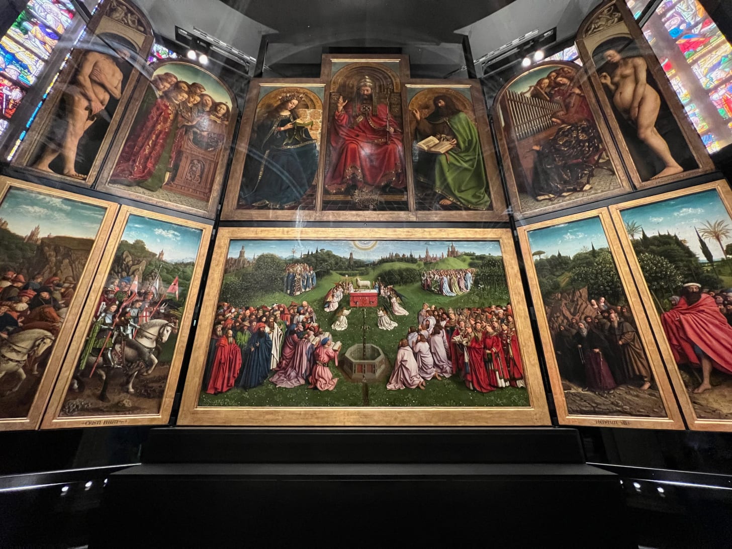 Through the Canals and Cobblestones of Brugge Through the Canals and Cobblestones of Brugge