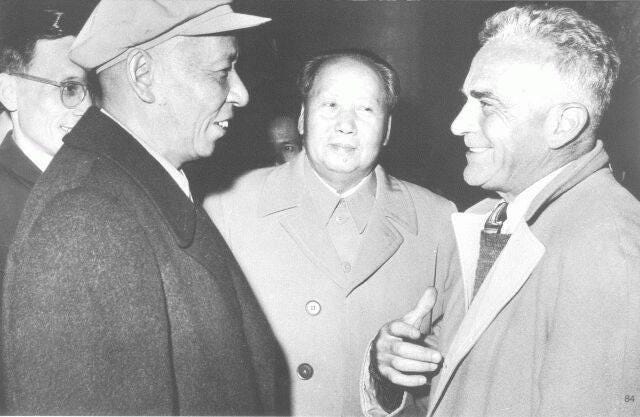 (E–D) Liu Shaoqi, Mao Zedong e Edgar Snow em Pequim em 1960. (Domínio Público)