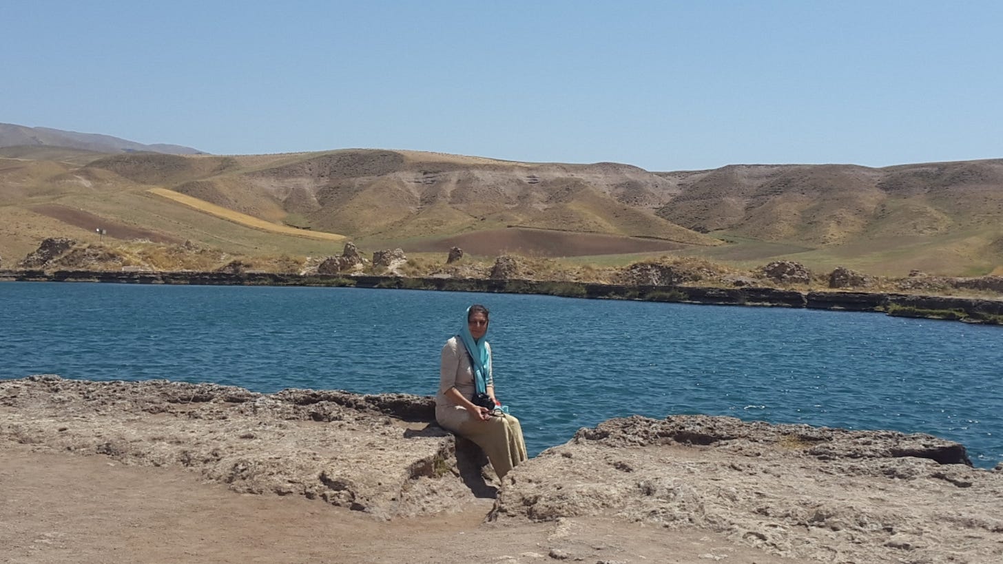 autora con velo y un lago al fondo en Irán