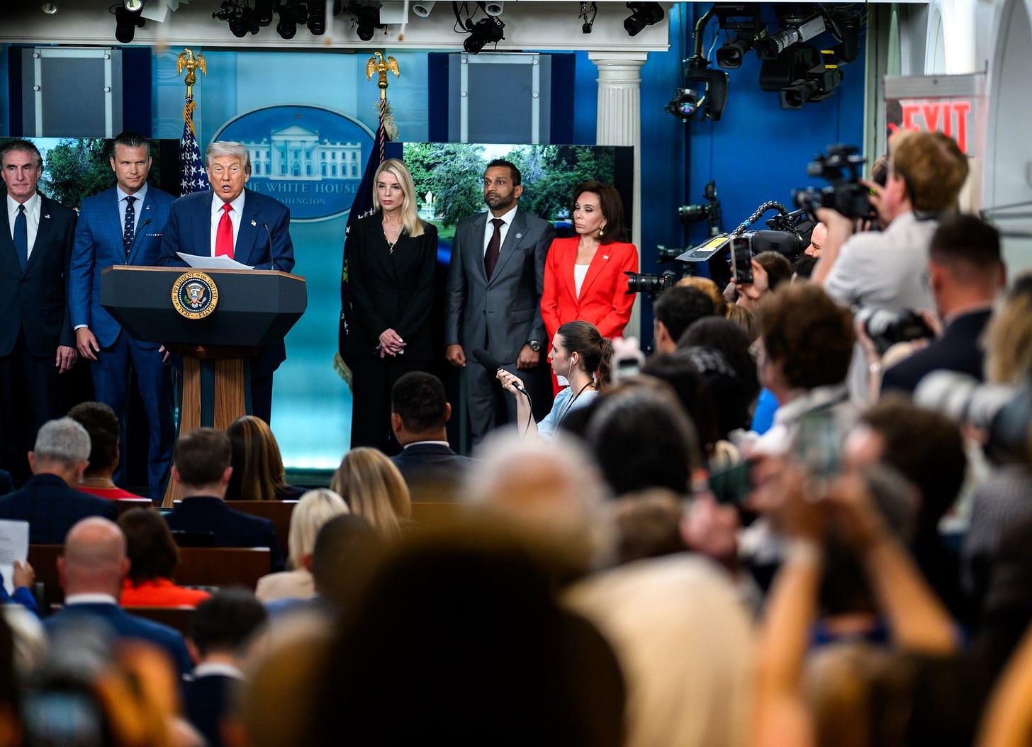 May be an image of 9 people, crowd, the Oval Office and text that says '! k- * 田期品 EWHITE HOUS LVIT'