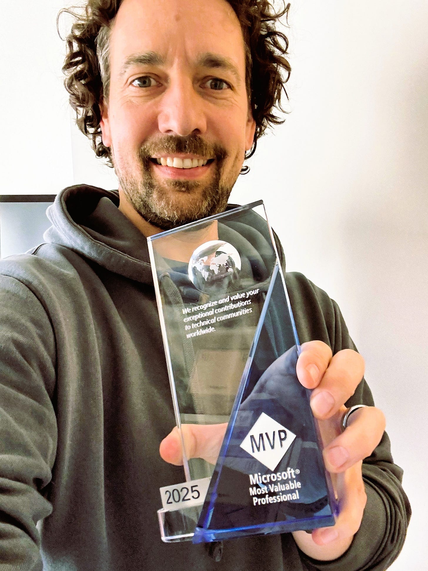 Strahlendes Lächeln und ein echter Meilenstein: Der neue Microsoft MVP zeigt seinen Award für 2025 – eine Auszeichnung für Community-Leidenschaft und technisches Engagement.