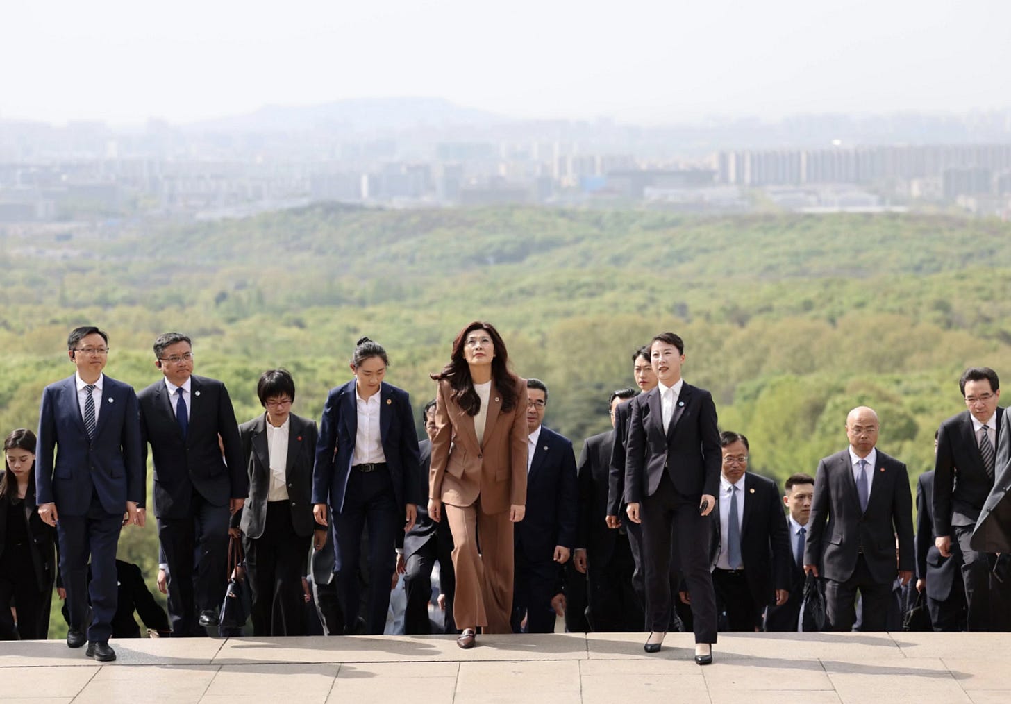 郑丽文上午率领国民党访问团拜谒中山陵- RTHK