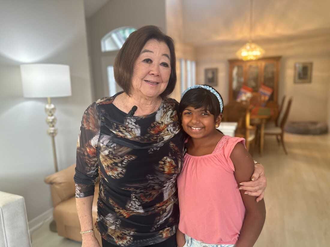 Ameya (à direita) posa com a avó de sua vizinha, Linda Horikawa (à esquerda), que é uma sobrevivente dos campos de concentração japoneses. Ameya diz que sentiu uma conexão instantânea e uma faísca enquanto entrevistava Horikawa. "Ela começou a chorar quando se lembrou de seu pai e dos campos em que foram colocados", lembra Ameya. "E foi mágico e devastador ao mesmo tempo." Ameya (à direita) posa com a avó de sua vizinha, Linda Horikawa (à esquerda), que é uma sobrevivente dos campos de concentração japoneses. Ameya diz que sentiu uma conexão instantânea e uma faísca enquanto entrevistava Horikawa. "Ela começou a chorar quando se lembrou de seu pai e dos campos em que foram colocados", lembra Ameya. "E foi mágico e devastador ao mesmo tempo."