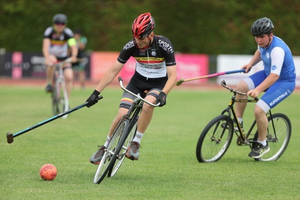 Deux hommes pratiquants le bike polo