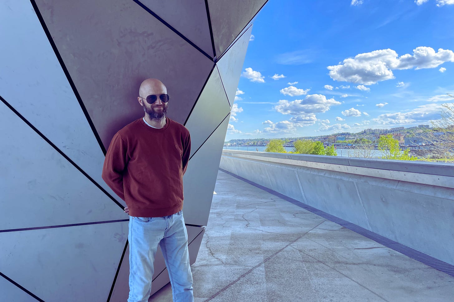 Photo de Yoann sous le musée des Confluences à Lyon