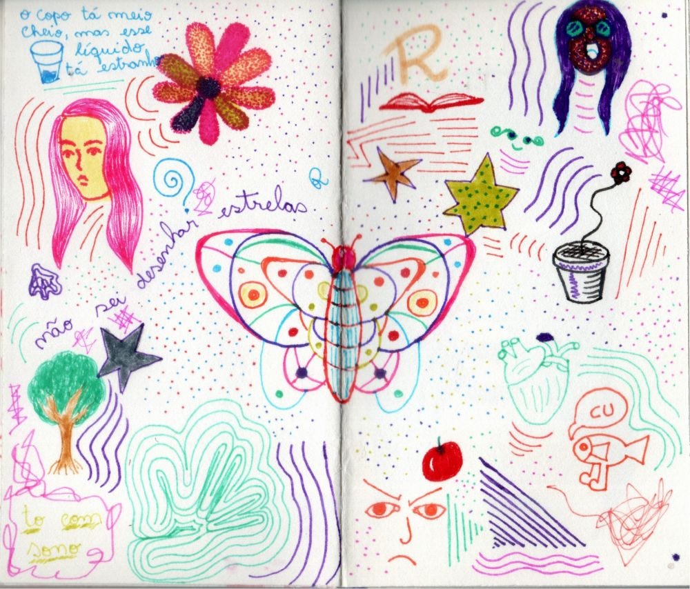 Esta imagem mostra uma página de caderno preenchida com rabiscos coloridos, desenhos feitos à mão e anotações pessoais em português. Os desenhos incluem uma borboleta central, rostos, corações e formas abstratas. Dentre os textos pode-se ler: "O copo tá meio cheio, mas esse líquido tá estranho."; "Não sei desenhar estrelas"; "Tô com sono."