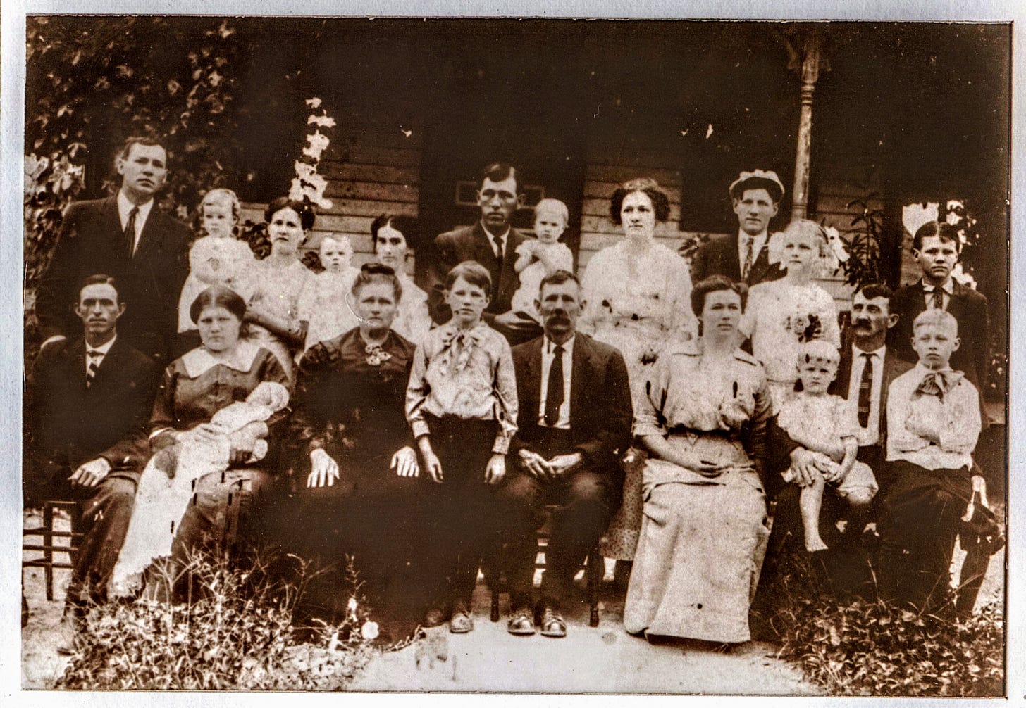 A sepia photograph of a large family in 1915.