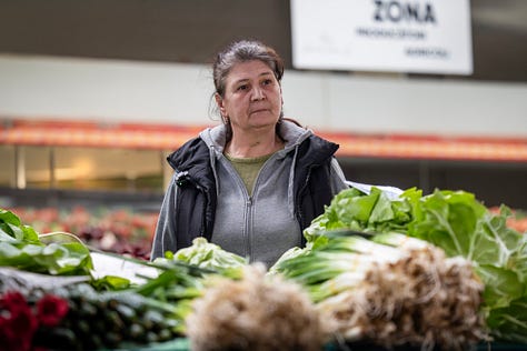 Această selecție urmărește legumele de sezon și felul în care piața devine, la început de aprilie, una dintre cele mai vii imagini ale primăverii urbane. Tarabele pline de verdețuri, salată, ridichi și ceapă verde vorbesc despre prospețime, despre ritmul sezonului și despre apropierea unei perioade în care aceste gusturi simple revin firesc pe mesele oamenilor.