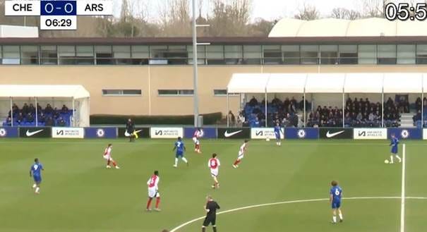 Une image contenant plein air, herbe, joueur de foot, Stade de foot

Le contenu généré par l’IA peut être incorrect.