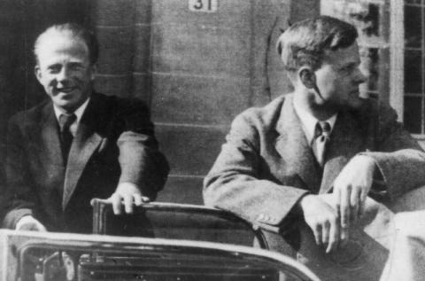 Professor und Assistent: Werner Heisenberg und Carl Friedrich von Weizsäcker 1934 in Leipzig. (5) 