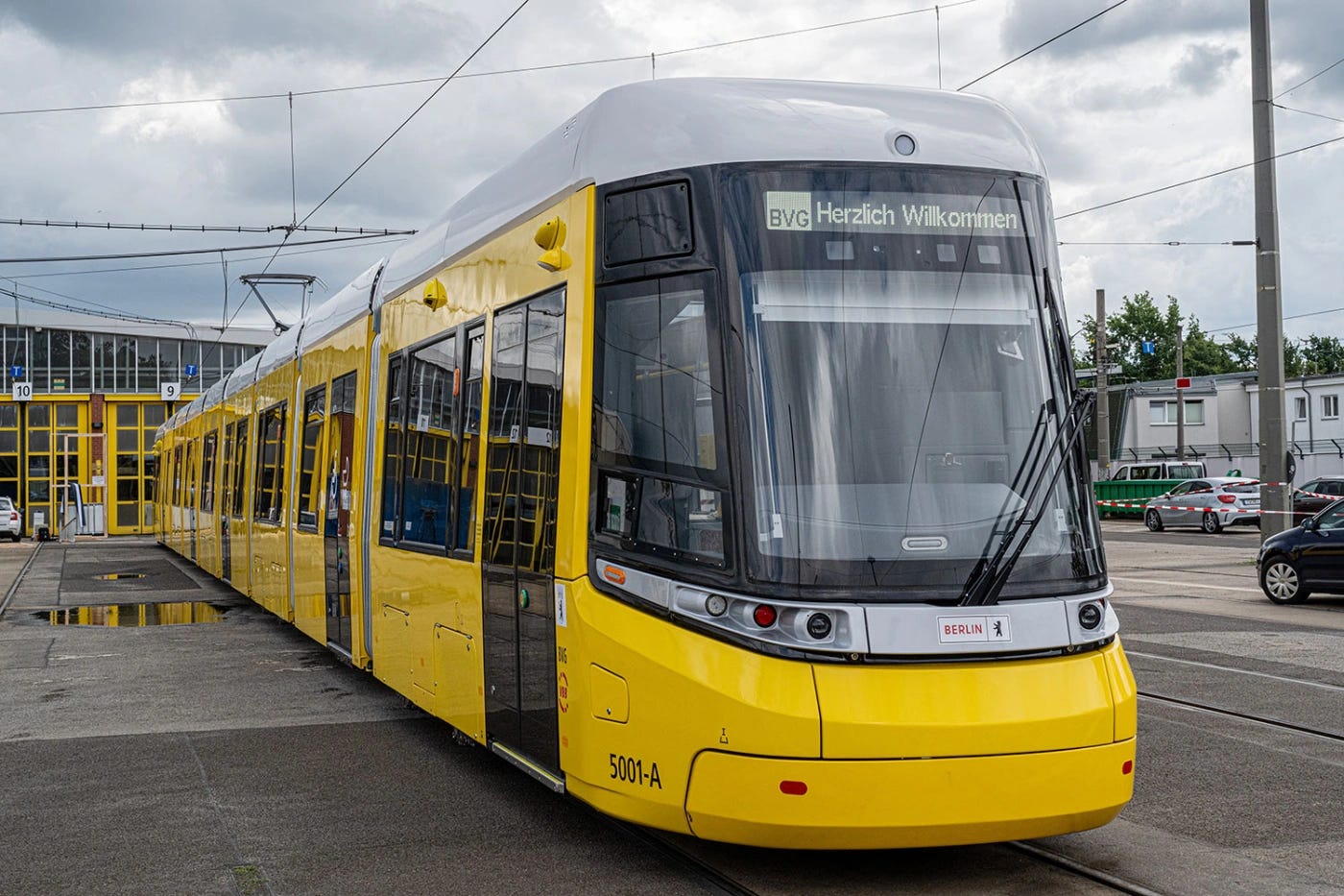 ein Bild der neuen Tram "Urbanliner" ein Bild der neuen Tram "Urbanliner"