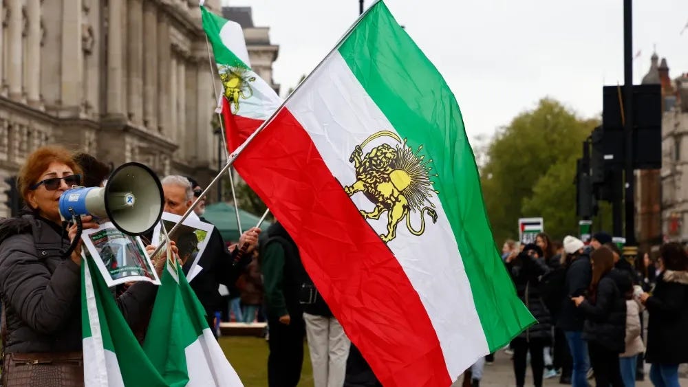 A antiga bandeira do Irã está aparecendo em protestos anti-regime, como este em Londres em 2024. Shutterstock