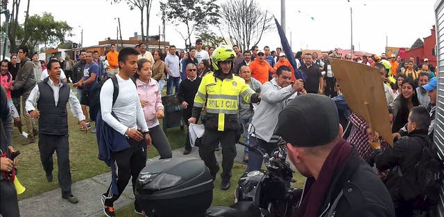 Turba católica contra manifestantes pacíficos