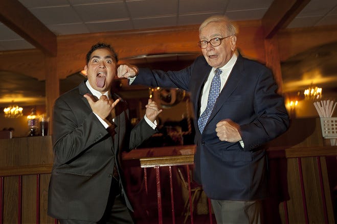 Warren Buffett Strikes Fun Poses With Business School Students—Photos - WSJ