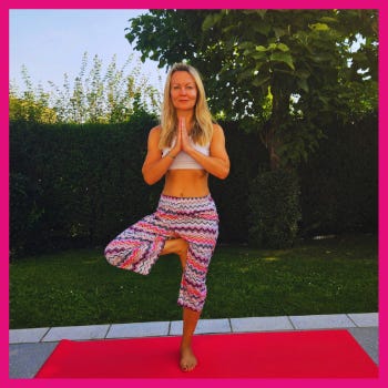 A person standing on one leg on a yoga mat

AI-generated content may be incorrect.