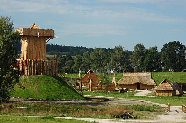 https://upload.wikimedia.org/wikipedia/commons/thumb/c/c0/Motte_mit_Dorf.jpg/640px-Motte_mit_Dorf.jpg https://upload.wikimedia.org/wikipedia/commons/thumb/c/c0/Motte_mit_Dorf.jpg/640px-Motte_mit_Dorf.jpg