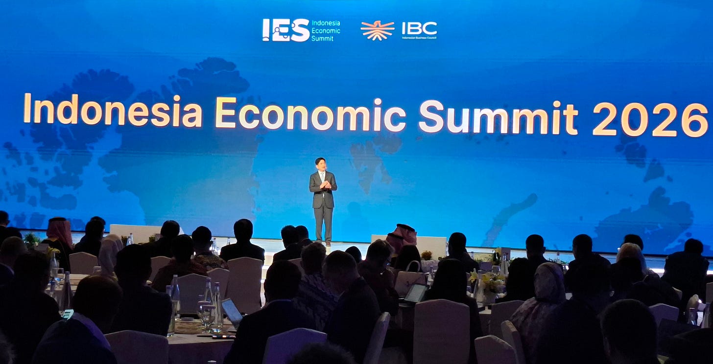 Group photo of leaders, policymakers, and business figures at the Indonesia Economic Summit 2026 opening ceremony in Jakarta, highlighting regional economic cooperation.