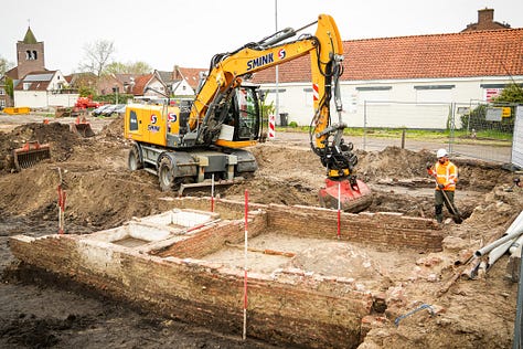 Opgravingsfoto's van het Joodse badhuis | Rechtsboven: Vermoedelijke douche | Linksonder: Waterput met leidingen naar douche/bad | Rechtsonder: Het bad - Foto's: Joshua Noteboom