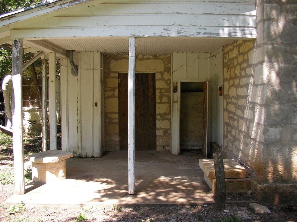 A porch of a house

AI-generated content may be incorrect.