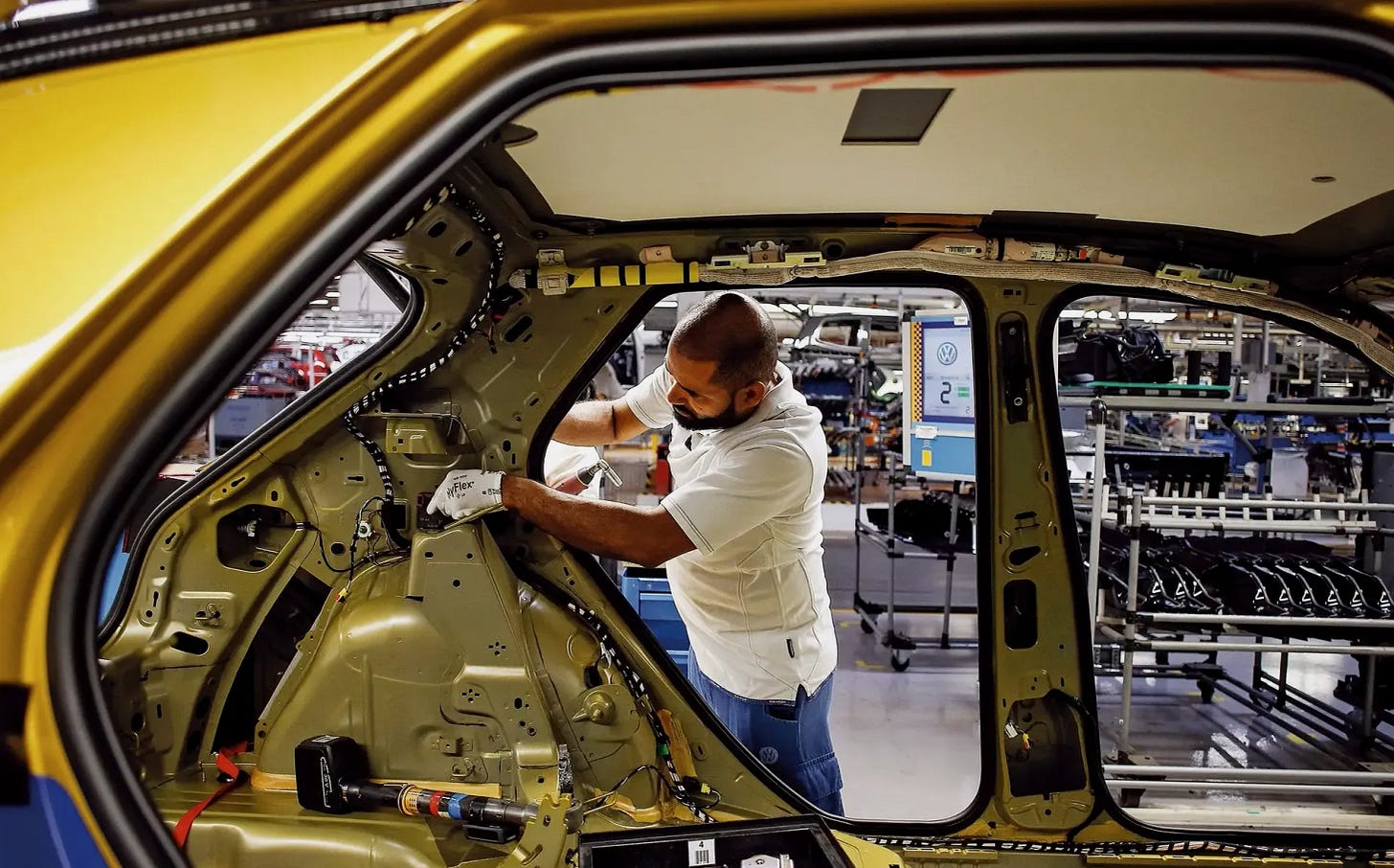 A Autoeuropa fecha por dois meses, mas perto de 1000 empregados continuam a trabalhar