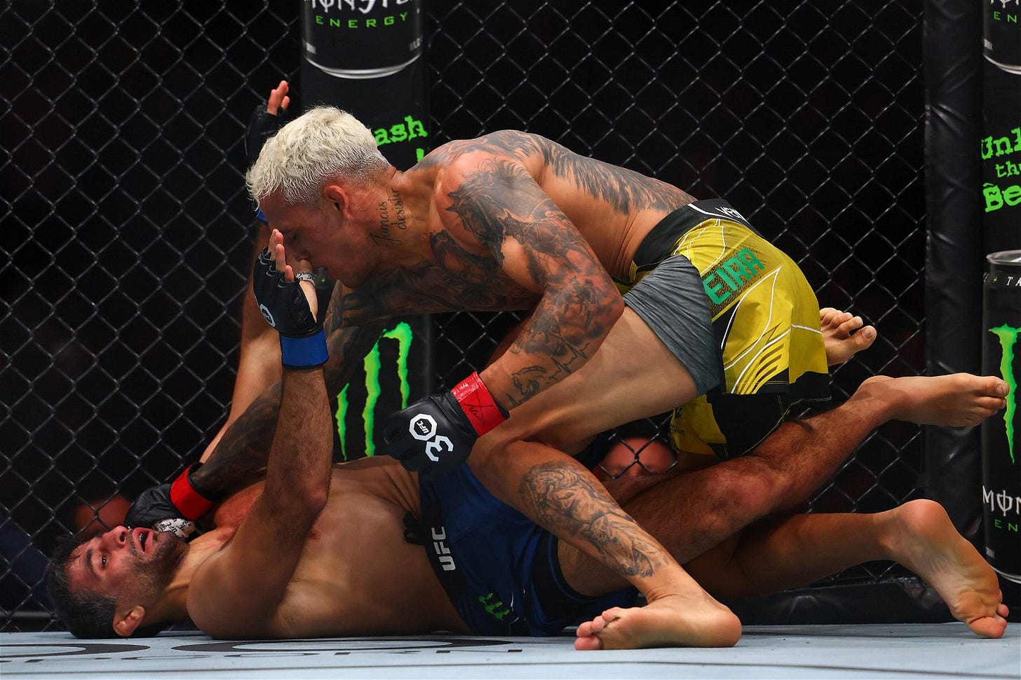 Charles Oliveira smashes Beneil Dariush - UFC 289 video