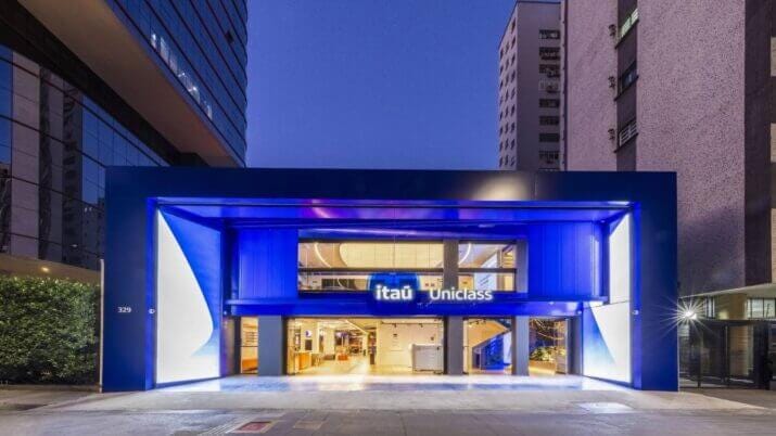 Avenida Paulista é o palco da aposta do Itaú (ITUB4): novo conceito de agência mira classe média, enquanto rivais reduzem presença física - Seu Dinheiro Avenida Paulista é o palco da aposta do Itaú (ITUB4): novo conceito de agência mira classe média, enquanto rivais reduzem presença física - Seu Dinheiro