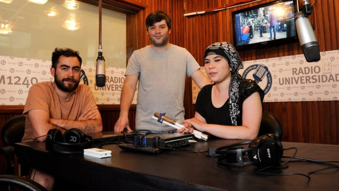 Superación sin límites: jóvenes ciegos que trabajan, estudian y conducen un programa de radio