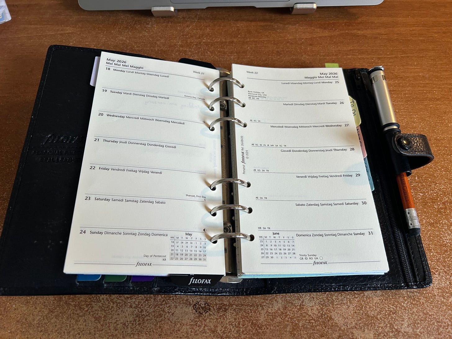  A personal-sized Finsbury Filofax lays open on a desk with a week to a page diary.