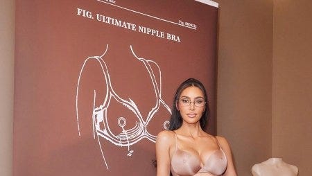 Kim Kardashian et le nouveau soutien-gorge de sa marque SKIM Kim Kardashian et le nouveau soutien-gorge de sa marque SKIM