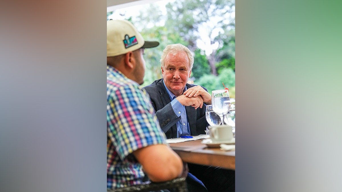 Kilmar Abrego Garcia se reúne com o senador Van Hollen