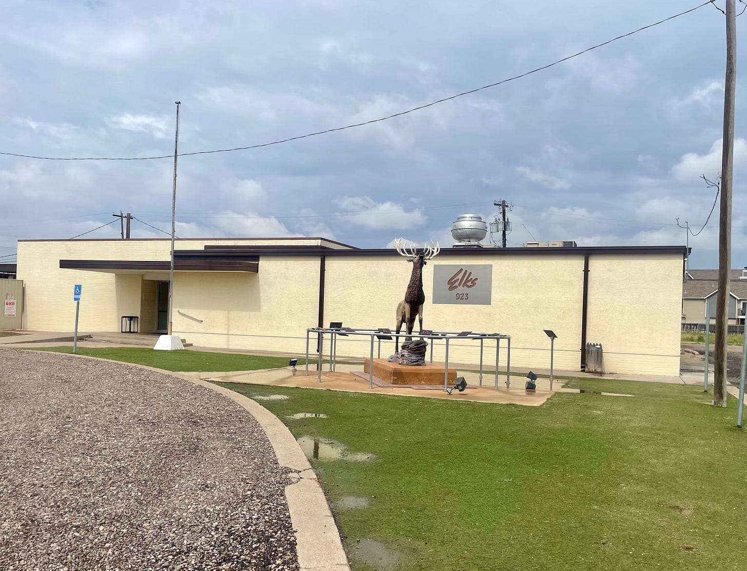 Photo of the front of the Elks Lodge and its circular driveway, which goes nowhere near the RV parking area. Photo of the front of the Elks Lodge and its circular driveway, which goes nowhere near the RV parking area.