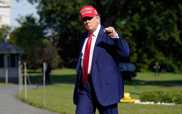 O presidente dos EUA, Donald Trump, caminha pelo gramado sul ao chegar à Casa Branca, em 21 de junho de 2025, em Washington. (Foto AP/Jose Luis Magana)