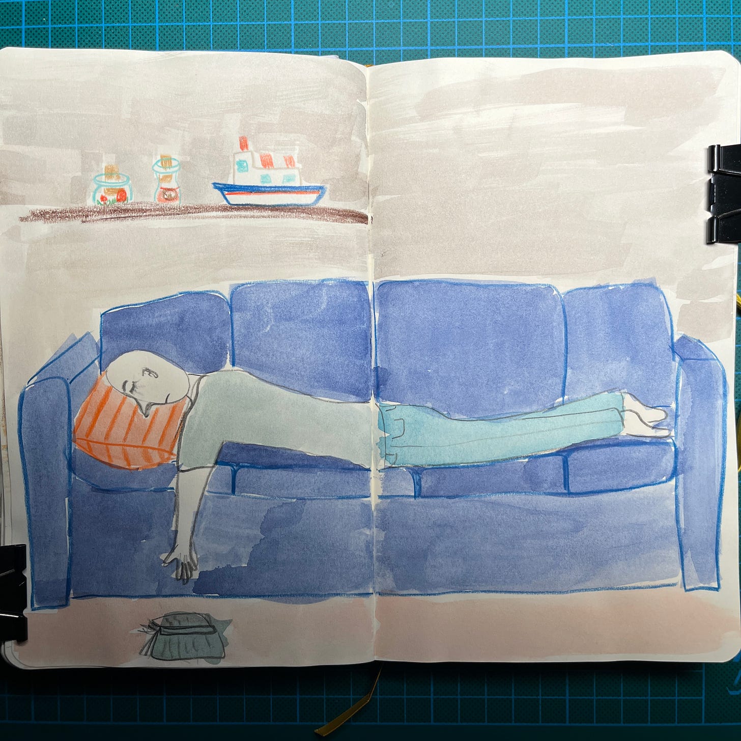 Photo d'une page de mon sketchbook où j'ai dessiné un homme endormi sur un canapé bleu. Un livre est au sol dans la continuité de son bras qui pend hors du canapé. On voir à l'arrière plan l'étagère avec les deux flacons et le bateau miniature du premier dessin.