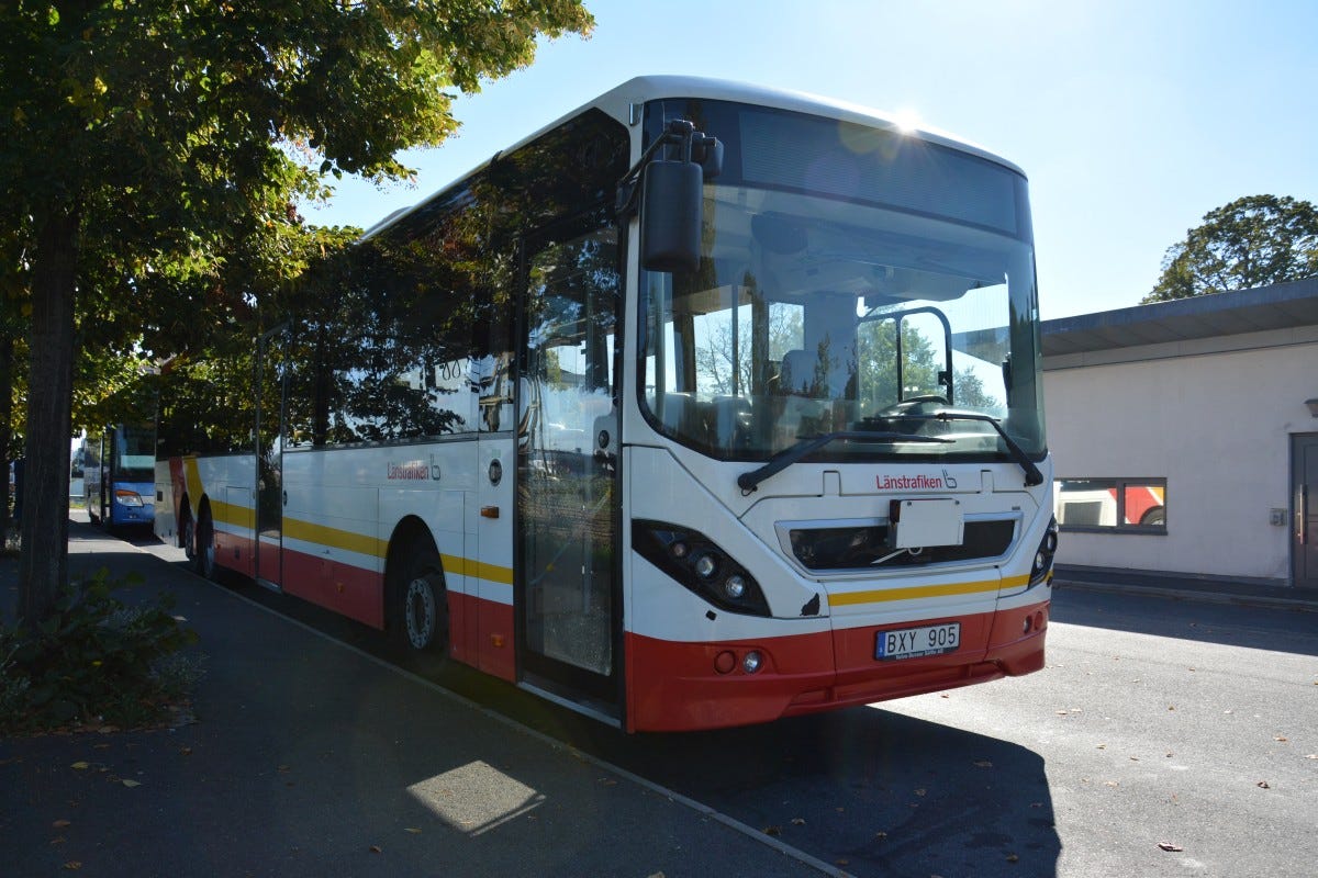 Volvo 8900 mit dem Kennzeichen BXY 905 am Bahnhof Jönköping - Bus-bild.de