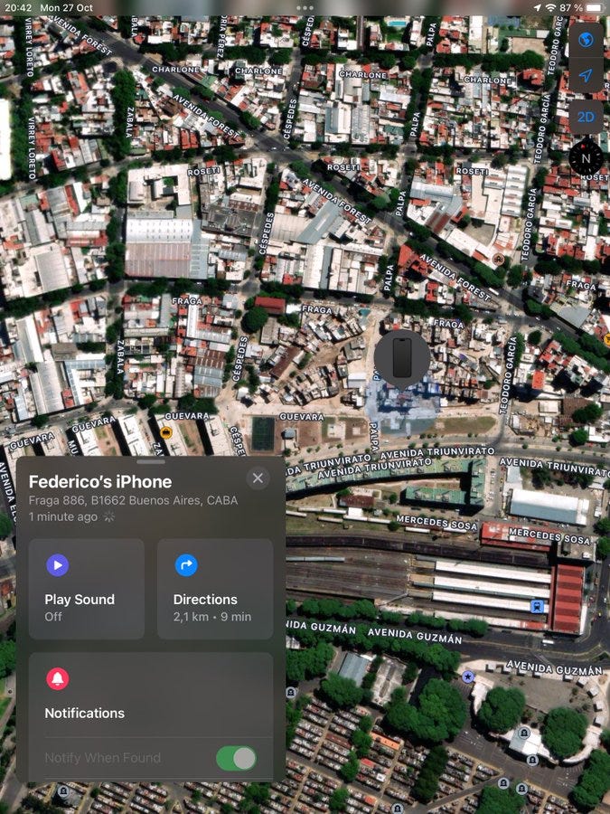 Screenshot from Apple Maps app on iPhone displaying aerial view of urban neighborhood in Buenos Aires near Federico Lacroze train station with streets like Avenida Guzmán and rail tracks visible. Bottom overlay shows navigation options including Play Audio turn-by-turn directions estimated 21 minutes to destination notifications enabled and location pinned at Federico Lacroze B. O. Plataforma 8 CABA. Screenshot from Apple Maps app on iPhone displaying aerial view of urban neighborhood in Buenos Aires near Federico Lacroze train station with streets like Avenida Guzmán and rail tracks visible. Bottom overlay shows navigation options including Play Audio turn-by-turn directions estimated 21 minutes to destination notifications enabled and location pinned at Federico Lacroze B. O. Plataforma 8 CABA.
