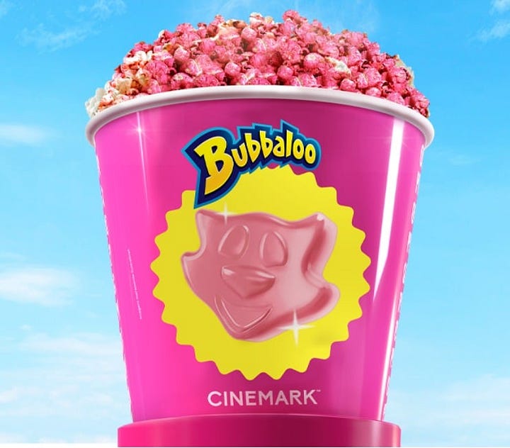 Galeria com produtos lançados especialmente no ano do filme da Barbie (2023). Linha de maquiagem da Barbie (NYX Cosmetics), Carro da Barbie dentro do jogo Horizon 5, Pipoca Bubbaloo da Barbie (Cinemark), coleção cápsula de roupas na C&A. Imagem: divulgação do site oficial das marcas e jogo.