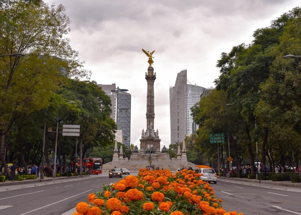 A street with a statue and flowers on it

AI-generated content may be incorrect.