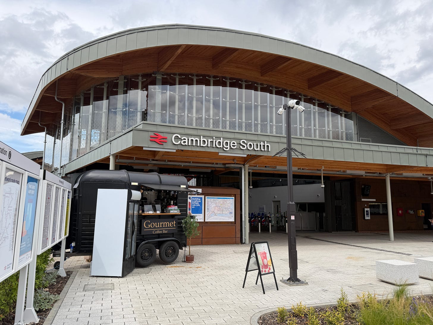 Photo of the eastern entrance to the station.