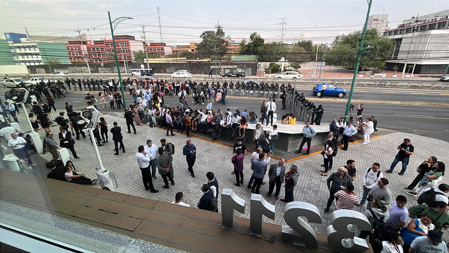 Protesta de los trabajadores del Inai frente a su sede en la Ciudad de México, el 19 de marzo de 2025. Foto: JSG Protesta de los trabajadores del Inai frente a su sede en la Ciudad de México, el 19 de marzo de 2025. Foto: JSG
