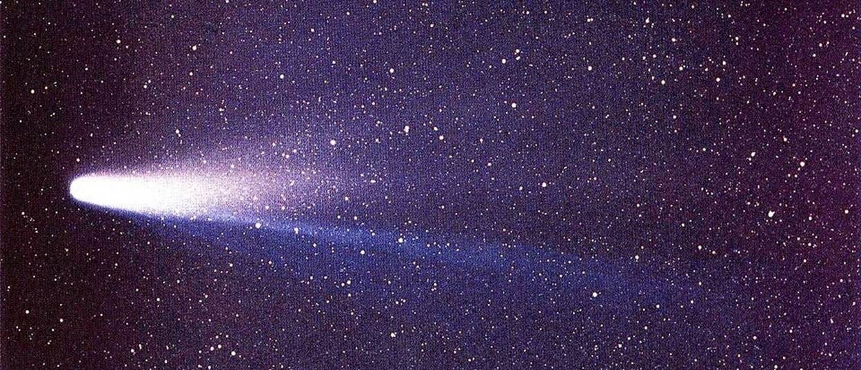 Halley’s Comet photographed by William Liller from Easter Island on 8 March 1986 Halley’s Comet photographed by William Liller from Easter Island on 8 March 1986
