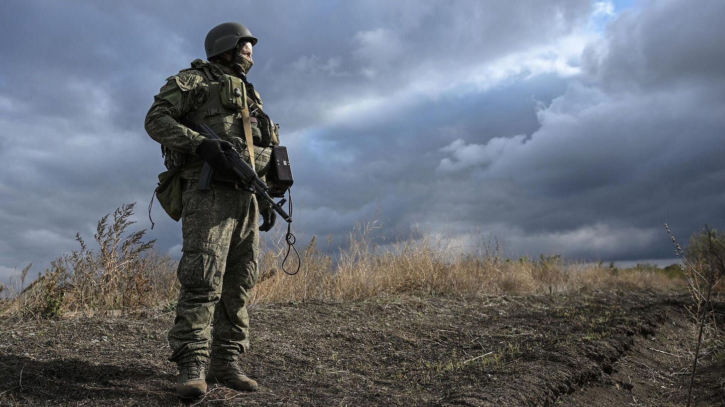 A Russian serviceman of the 1430th Motorised Rifle Gaurds Regiment of the Russian Armed Forces is seen at a position in the Zaporozhye sector of the frontline - Sputnik International, 1920, 29.11.2024
